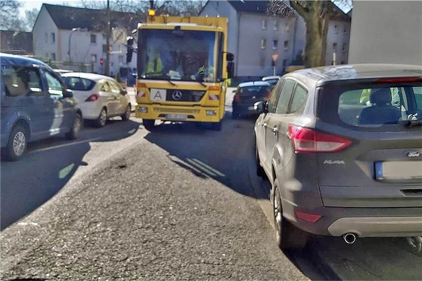 Parkproblem mit Lebensgefahr? Politiker hadern mit ihrer Entscheidung Größere Fahrzeuge wie die Müllabfuhr, aber auch Krankenwagen haben kaum eine Chance durchzukommen, wenn die Straße zugeparkt ist.