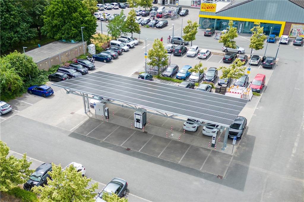 Projekt Bürgerenergie LippeKraft nimmt wichtige Hürde Eine PV-Anlage an einem Netto-Markt.