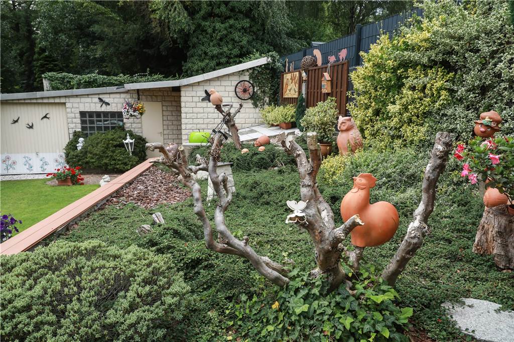Größere und kleinere Skulpturen finden sich im Garten.