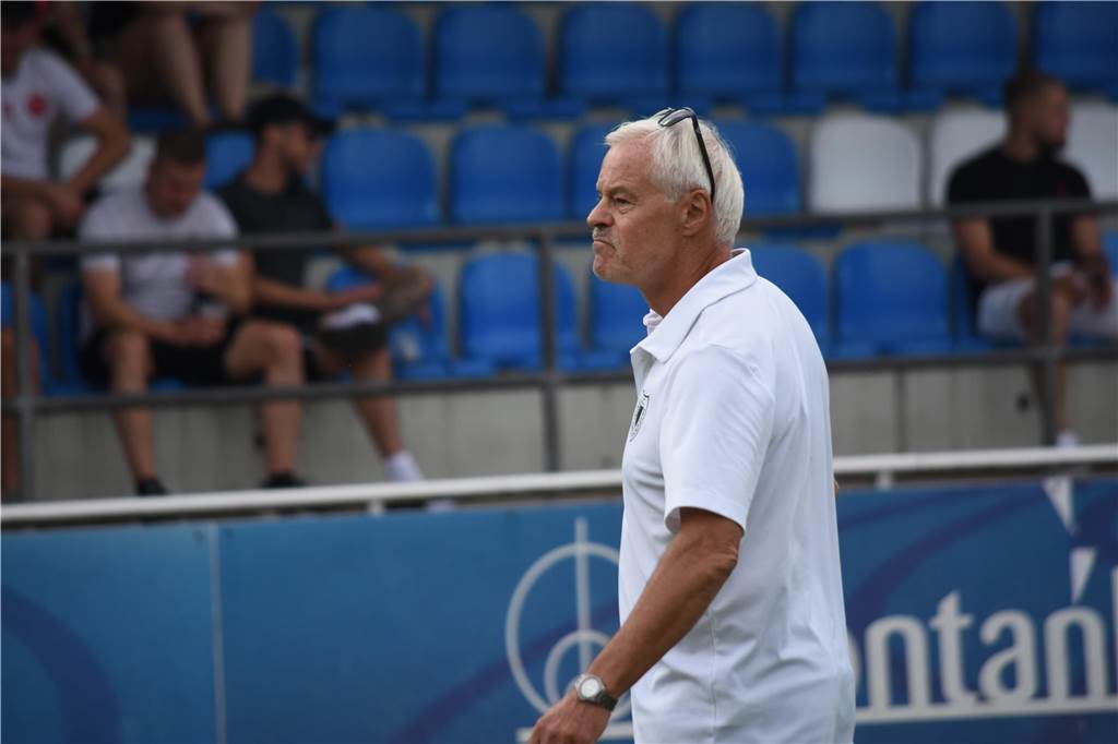 Holzwickeder SC ist nach Pires-Jokertor Spitzenreiter Grollig lief Detlef Westerhoff, Vorsitzender des SC Obersprockhövel, dem Schiedsrichtergespann im Holzwickeder Stadion hinterher.