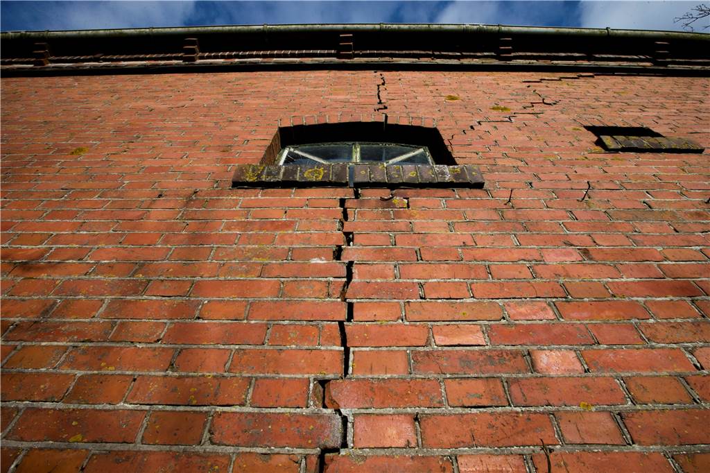 Dürre in den Niederlanden: Eine Million Häuser könnten absacken Ein Spalt ist in der Mauer eines Gebäudes zu sehen.