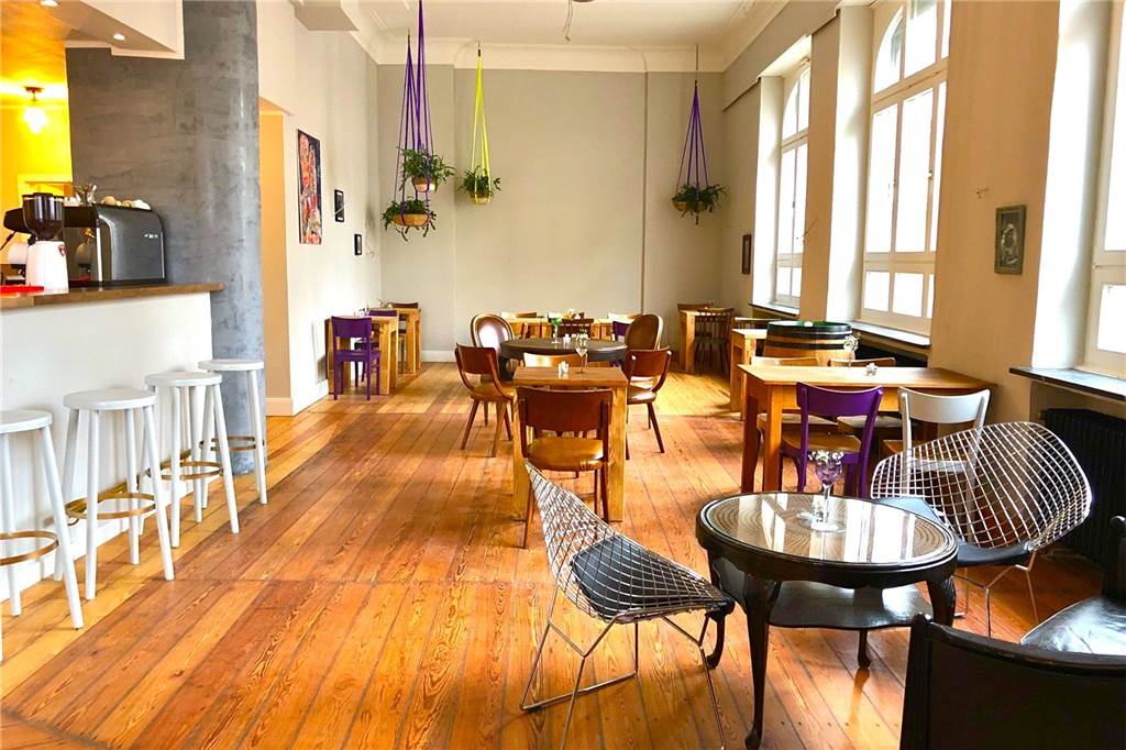 Alte Nordstadt-Kneipe ist jetzt eine Weinbar mit baskischen Tapas Groß, lichtdurchflutet, gemütlich und warm eingerichtet. So sieht die zweite Hälfte des Gastraums im Stachelschwein aus.
