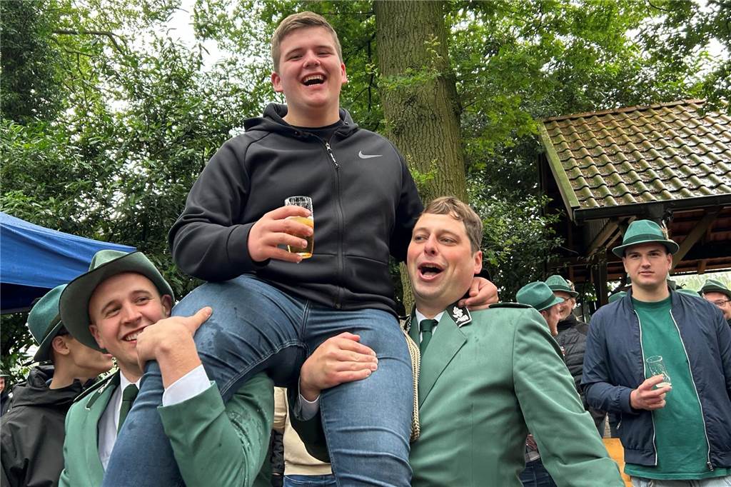 Mike Bonenkamp ist der neue König in Ellewick-Crosewick Groß war die Freude als Alexander Bröcking den Vogel zum ersten Mal von der Stange schoss.