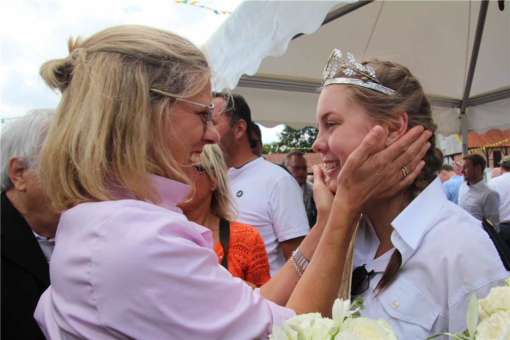 Nach spannendem Finale: Tom Schmitt ist der neue König bei den Andreas-Schützen Groß war die Freude auch bei Königin Lilly Vortkamp (r.). Ehrendamen wurden Nele Hippers und Johanna Schmitt, Ehrenherren Lennart Schröder und Phillip Schulz.