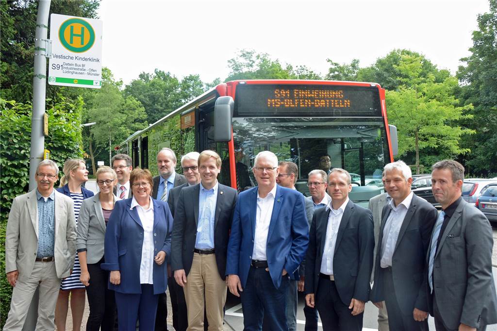 Darum ist der Olfener Expressbus-Fahrgast schneller in Münster als der Autofahrer Groß war die Freude bei den Verantwortlichen, als die Schnellbuslinie von Münster nach Lüdinghausen über Seppenrade und Olfen bis Datteln im Sommer verlängert wurde.