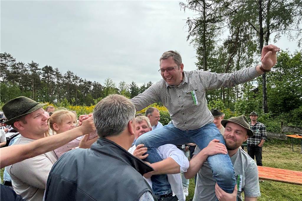 Jubelnder König, der auf Schultern getragen wurde. 