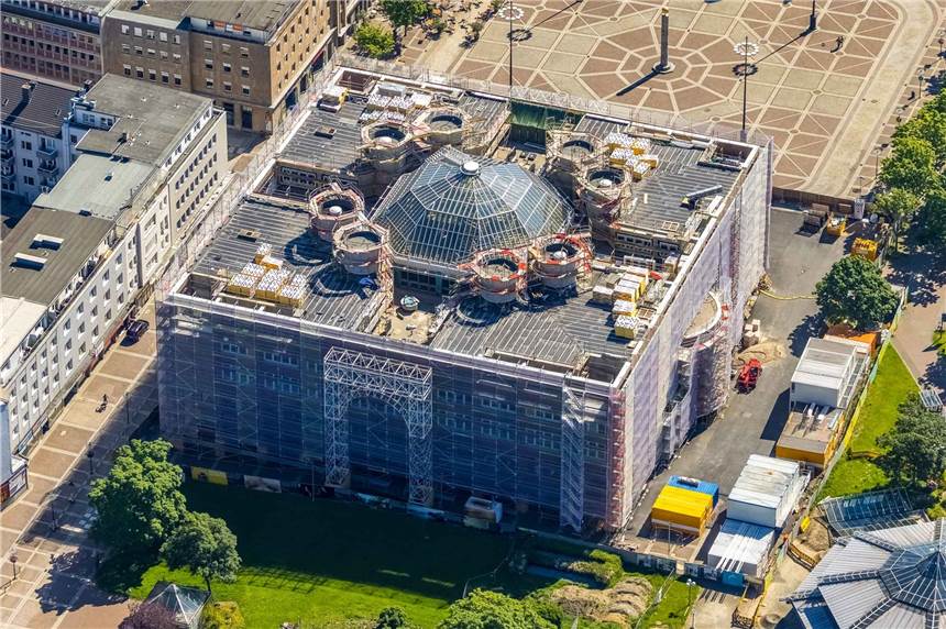 Boden und Wände wieder raus: Großer Wasserschaden auf Rathaus-Baustelle Großbaustelle Rathaus: Das 32 Jahre alte Gebäude am Friedensplatz ist zurzeit komplett eingerüstet.