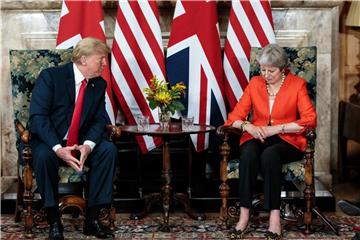 Großbritanniens Premierministerin Theresa May und US-Präsident Donald Trump unterhalten sich auf dem Landsitz Chequers. Foto: Jack Taylor/PA Wire