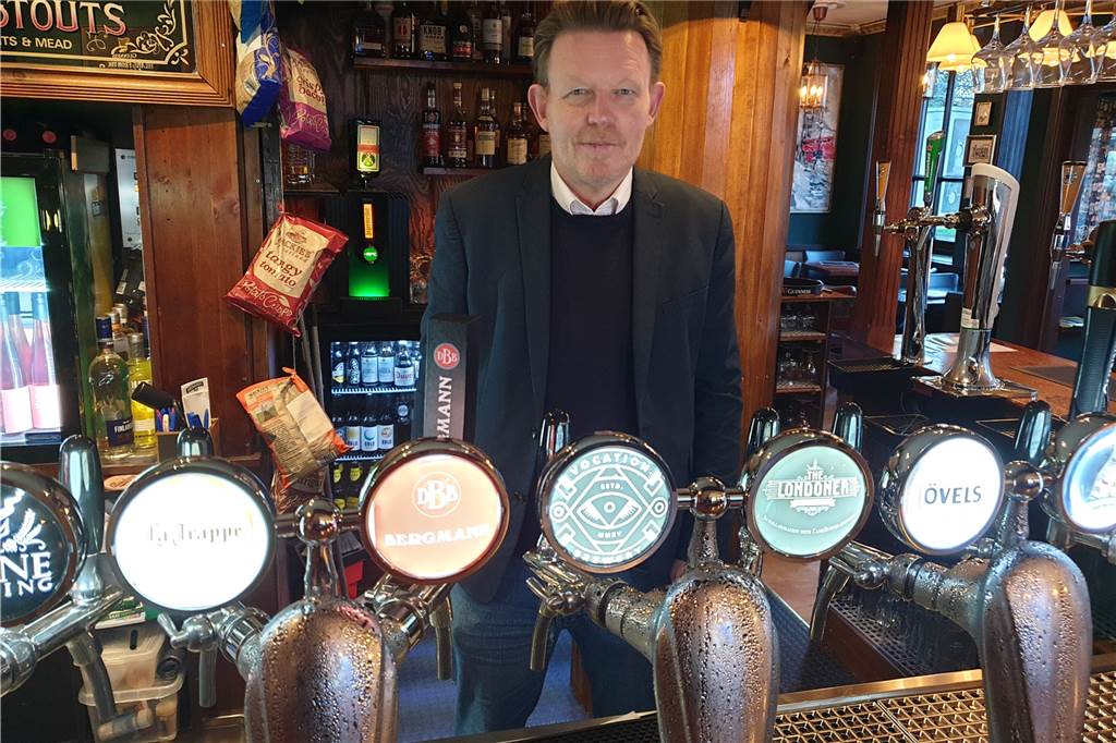 Charles Gardner versprüht mit seinem Pub einen England-Flair Große Auswahl: Gardner zapft 24 Biersorten im „The Londoner“