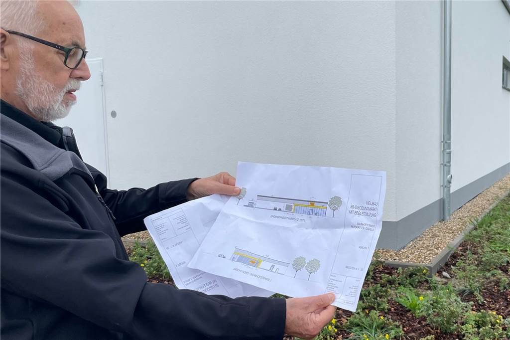 Capeller ärgert sich über Netto-Bau: „Komplette Stein- und Asphaltwüste“ Große Bäume sind auf den Plänen verzeichnet. Doch hinter dem Gebäude sind nur Bodendecker zu finden. Dafür liege rund um den Parkplatz jede Menge Müll, sagt der Anwohner.