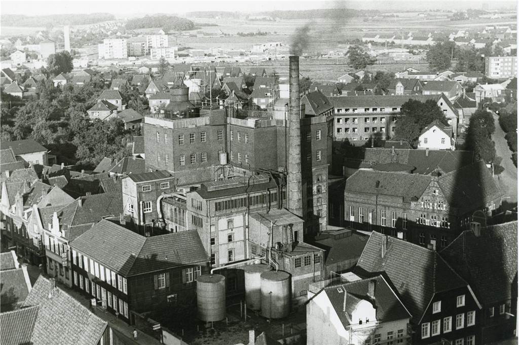 Große Betriebe gab es aber nicht nur im Außenbereich. So stand die Moormann-Fabrik früher mitten in der Altstadt. Die Anfänge des Unternehmens reichen bis ins Jahr 1737 zurück. Heute heißt es Uniferm und zählt rund 400 Mitarbeiter. Der Backzutaten-Hersteller hat einen Standort an der Brede in Werne und einen weiteren in Monheim am Rhein.