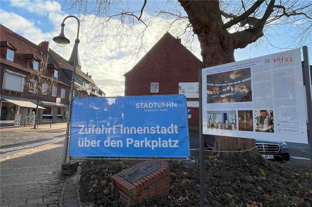 Innenstadt bleibt während der Baustelle Berkelbrücke mit Auto erreichbar ein Banner steht an einer Straße
