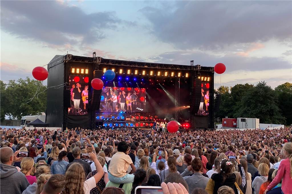 Spektakuläre Show: Warum sitzt Mark Forster auf einer Leiter im Publikum? Große, blaue und rote Ballons flogen durch das Publikum. Dazu Feuerwerk und Konfetti - Mark Forster fuhr bei seiner Show das volle Programm auf.