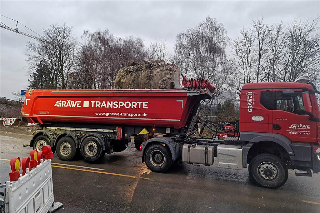 A1-Brücke zerfällt zu Staub: Vollsperrung vor Ikea löst Verkehrschaos aus Große Brocken, die nach und nach von der B233 geräumt werden. Die Straße zwischen Unna und Kamen soll rechtzeitig wieder frei sein.