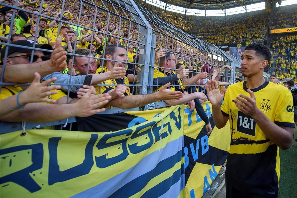 BVB-Fans feiern resolutes Comeback: Proteste gegen Polizei, DFL und den eigenen Verein Jude Bellingham bedankt sich bei den Fans.