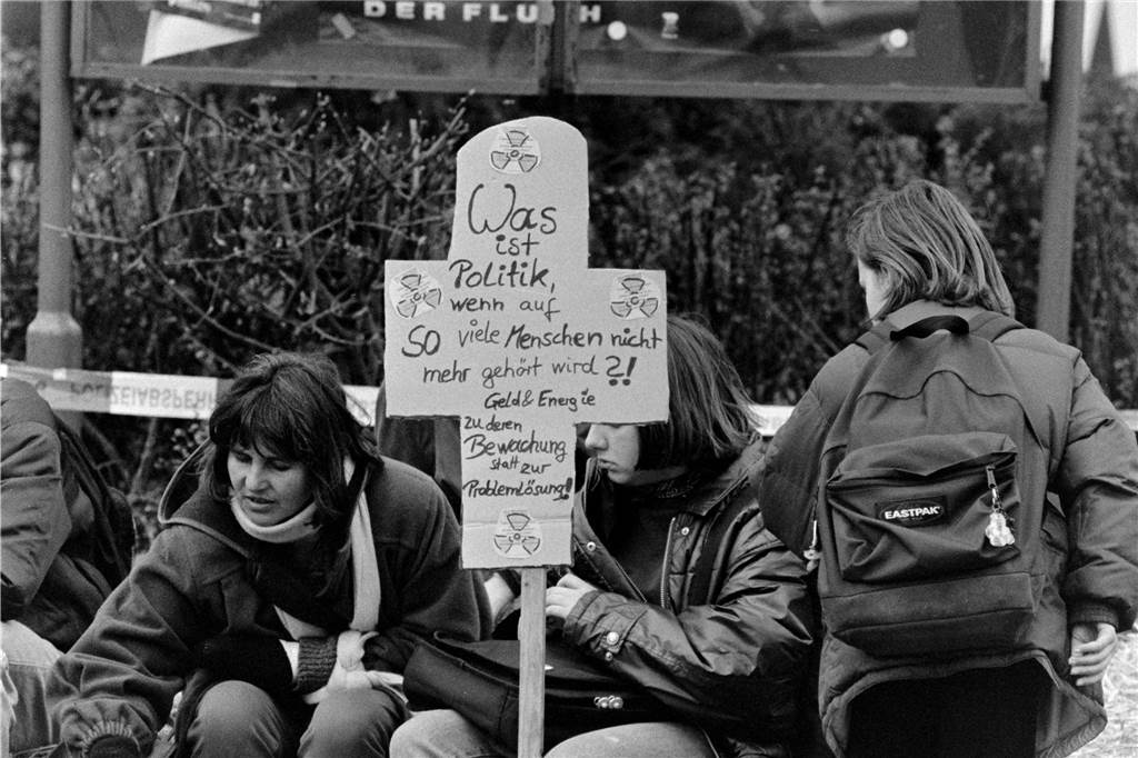 Atommüll-Transport durch Lünen: Ausnahmesituation, Sperrungen und Proteste im März 1998 Große Demonstrationen gegen den Castor-Transport blieben in Lünen aus. Nur wenige Bürger protestierten friedlich vor dem abgeriegelten Bahnhof Lünen-Süd.