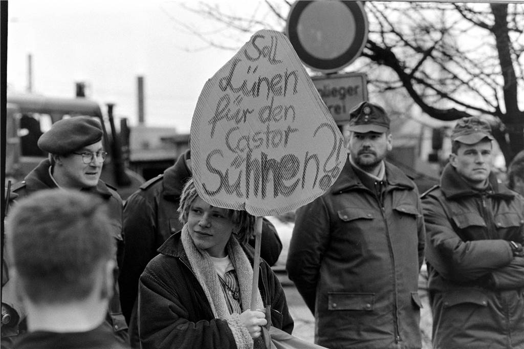 Große Demonstrationen gegen den Castor-Transport blieben in Lünen aus. Nur wenige Bürger protestierten friedlich vor dem abgeriegelten Bahnhof Lünen-Süd.