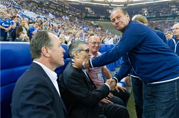 Große Emotionen auf Schalke: Huub Stevens, Trainer der "Eurofighter & Friends" (r.) begrüßt den ehemaligen Manager Rudi Assauer (M.) und S04-Präsident Clemens Tönnies.