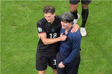 Große Erleichterung bei Torschütze Leon Goretzka (l.) und Bundestrainer Joachim Löw.