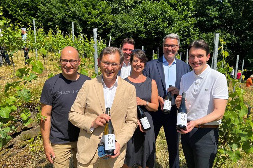 Weingenuss in NRW: Hier kommen Vino-Fans auf ihre Kosten sechs menschen mit dem dortmunder wein in der hand