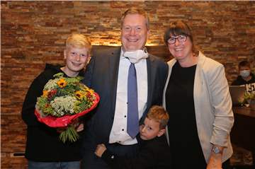 Große Freude bei Thomas Stohldreier. Der 48-Jährige wurde mit 65,35 Prozent aller Stimmen zum neuen Bürgermeister der Gemeinde Ascheberg gewählt. Mit ihm freuen sich seine Frau Esther und die beiden Söhne Hannes (l.) und Tim. Die Gegen-Kandidatin Monika Verspohl (SPD, 34,65 Prozent) nahm ihre Niederlage sportlich.