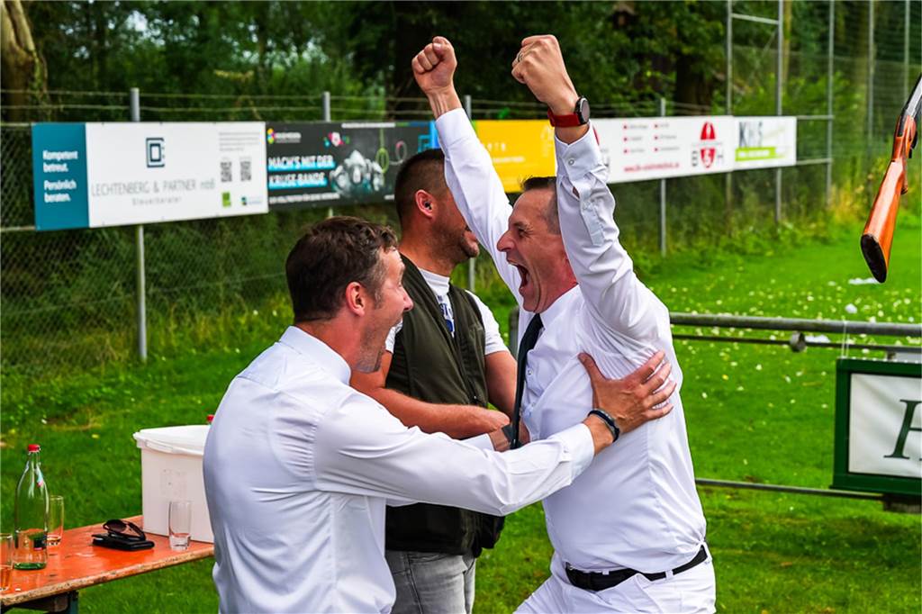 Neuer Lüntener König Detlef Hoffschlag entscheidet sich spontan Detlef Hoffschlag reißt die Arme hoch. Mit ihm freut sich ein Schützenbruder.