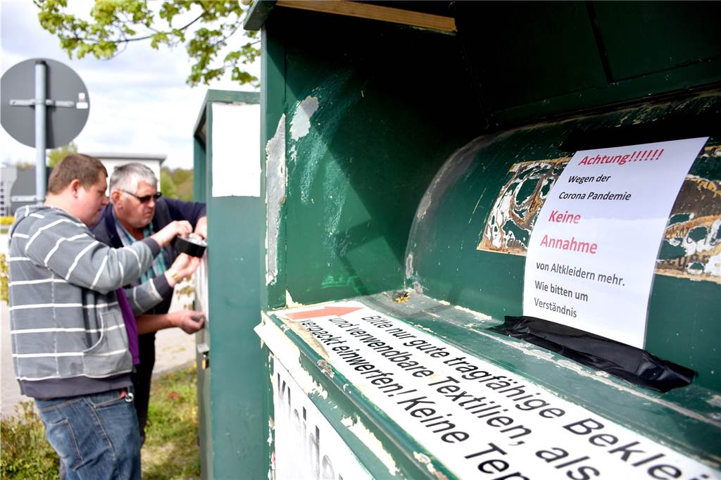 KAB Oeding schließt Altkleidercontainer wegen des Coronavirus Große Hinweisschilder weisen auf den Annahmestopp hin. Franz-Josef Schulten hofft auf das Verständnis der Spender.