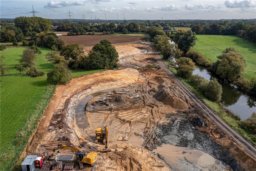 Großbaustelle am Mühlenbach wird schneller fertig als geplant Große Massen an Boden wurden von den Baggern bewegt.