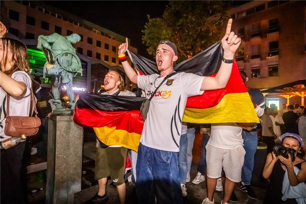 Erst Mega-Party - dann plötzlicher Public-Viewing-Abbruch Große Party am Alten Markt nach Abpfiff.