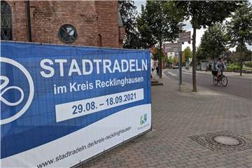 Große Plakate weisen an mehreren Stellen in der Stadt auf die diesjährige Stadtradeln-Ausgabe hin.Beim Stadtradeln zählt jeder Kilometer - ob beruflich, privat oder beim Sport.