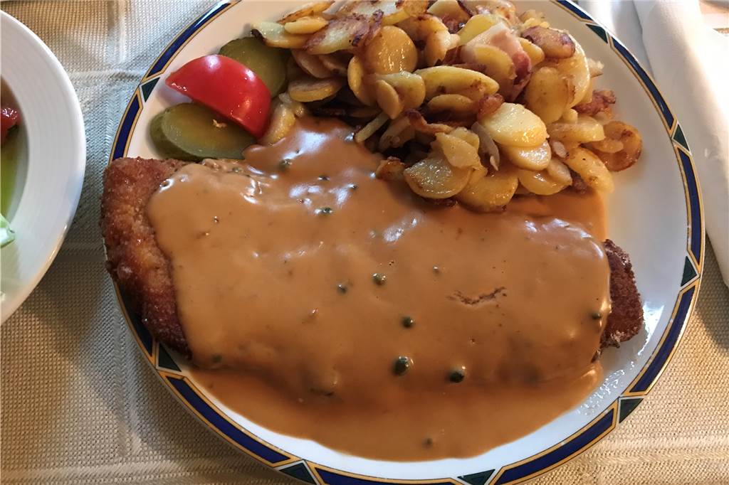 Im alten Gasthaus Klähr gibt es deftiges Abendessen für unter zehn Euro Große Portion: das Pfefferrahmschnitzel.