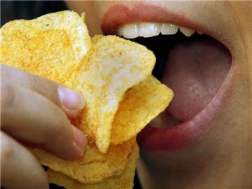 Große Portionen Chips am Abend sollten sich Menschen lieber verkneifen, wenn sie an Sodbrennen leiden. Foto: Gero Breloer