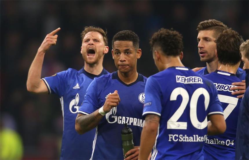 Schalkes Abwehrsorgen vor dem Spiel gegen Ajax Große Probleme in der Defensive: Thilo Kehrer (vorne) ist fürs Rückspiel gegen Ajax Amsterdam gesperrt, Dennis Aogo (2.v.l.) nur eine Notlösung und Benedikt Höwedes (l.) angeschlagen.