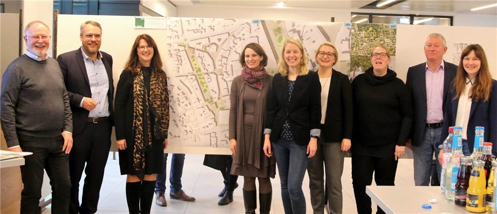 Vision für die Wallstraße: Tempo 7, weniger Parkplätze und mehr Grün Große Runde bei der Vorstellung der Wettbewerbsergebnisse (v.l.): Andreas Dönnebrink, Thomas Hammwöhner, Karola Voß, Susanne Weihrauch, Julia Althaus, Ellen Wiewelhove, Ingrid Overkamp, Walter Fleige und Katharina Gruszecki.