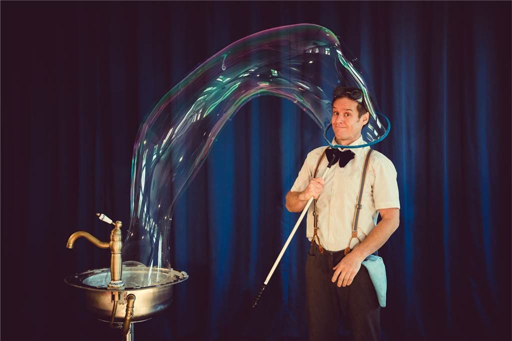 Micro!Festival bringt Live-Musik und Straßentheater in die Dortmunder City Große Seifenblasen stehen bei Dr. Bubbles auf dem Programm.