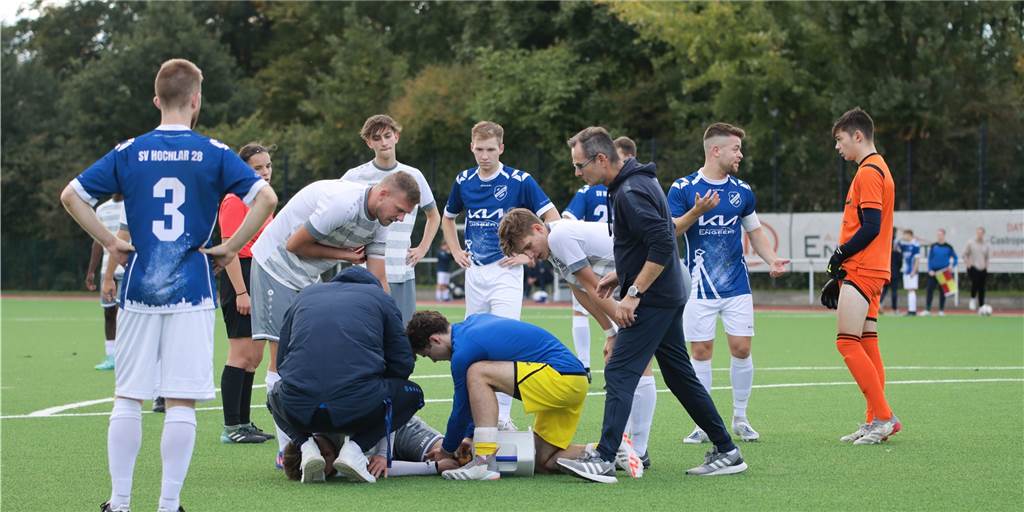 Primus VfB Waltrop liegt erst 0:3 gegen Hochlar zurück und verliert dann den Topspieler Große Sorge um einen Topspieler des VfB Waltrop: Auch Hochlars Trainer Thomas Mlodoch (v.r.) kam auf das Feld, um nach dem Spieler zu schauen.
