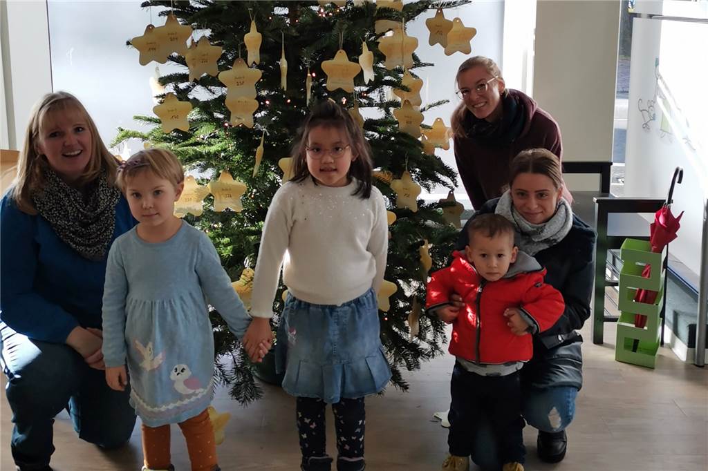 Zwei große Änderungen bei der Wunschbaum-Aktion für Kinder Große und Kleine bestückten den 2. Wunschbaum im Familiennetz mit den Wünschen der Kinder.