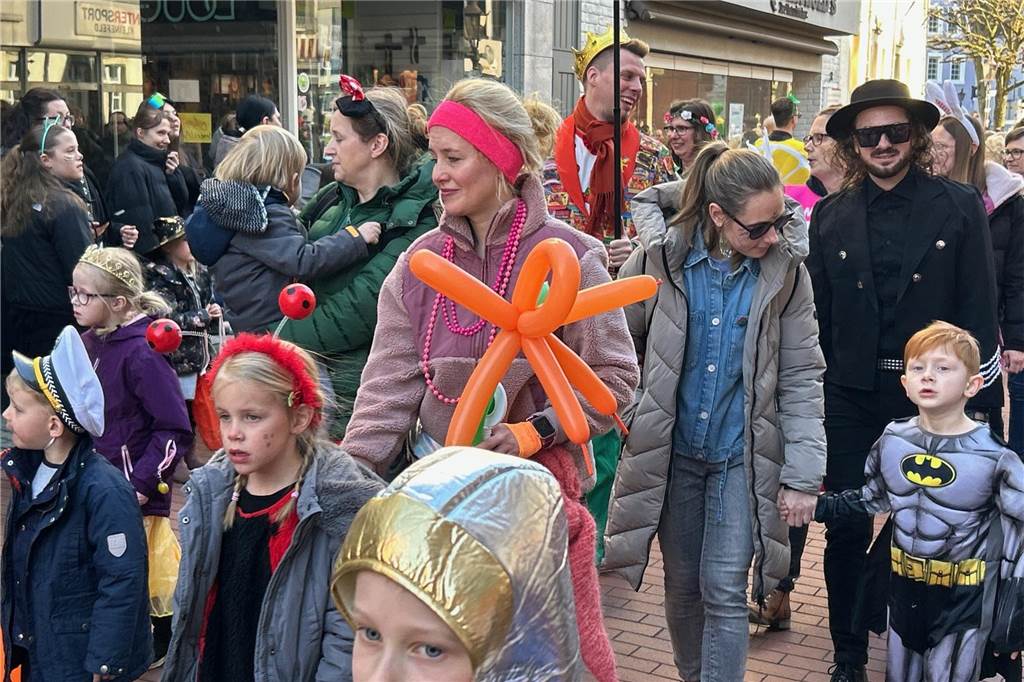 Hunderte beim Kinderkarnevalsumzug in Haltern Verkleidete Karnevalisten in Haltern.