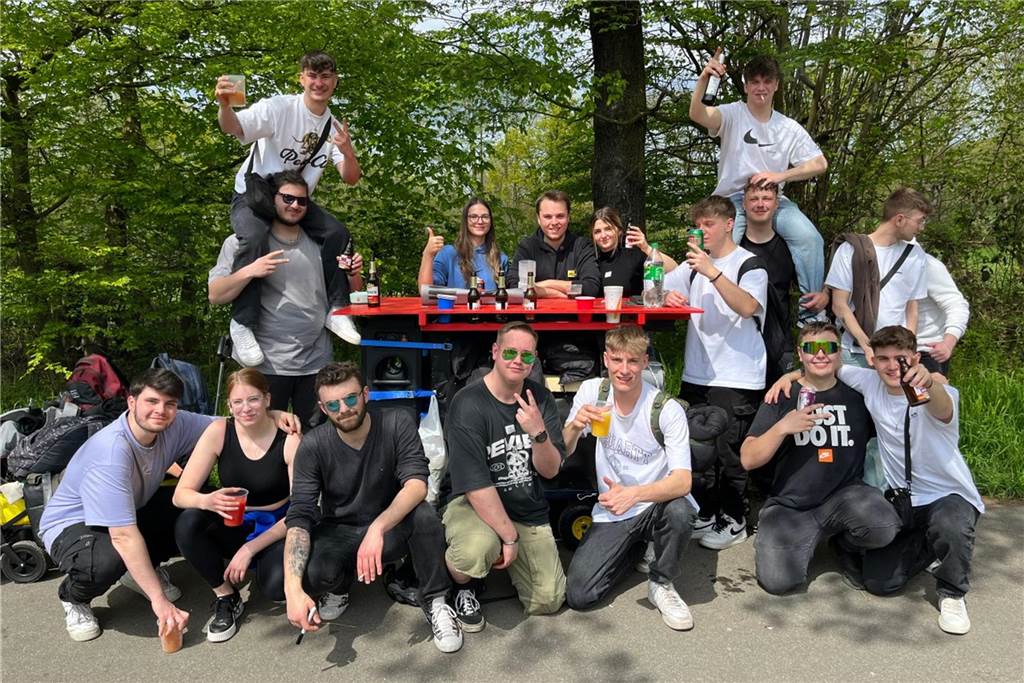 Große Wagen, laute Boxen - viele Gruppen zogen gut ausgestattet durch Lünen.