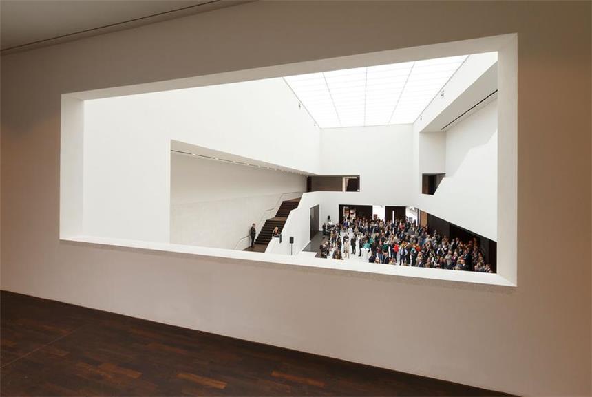 Im Landesmuseum tanzt in Münster das Licht Große Weite, klare Linien, viel Licht: Das neue Foyer im LWL-Museum für Kunst und Kultur von der Galerie aus gesehen. Die Eingangshalle ist 14 Meter hoch.