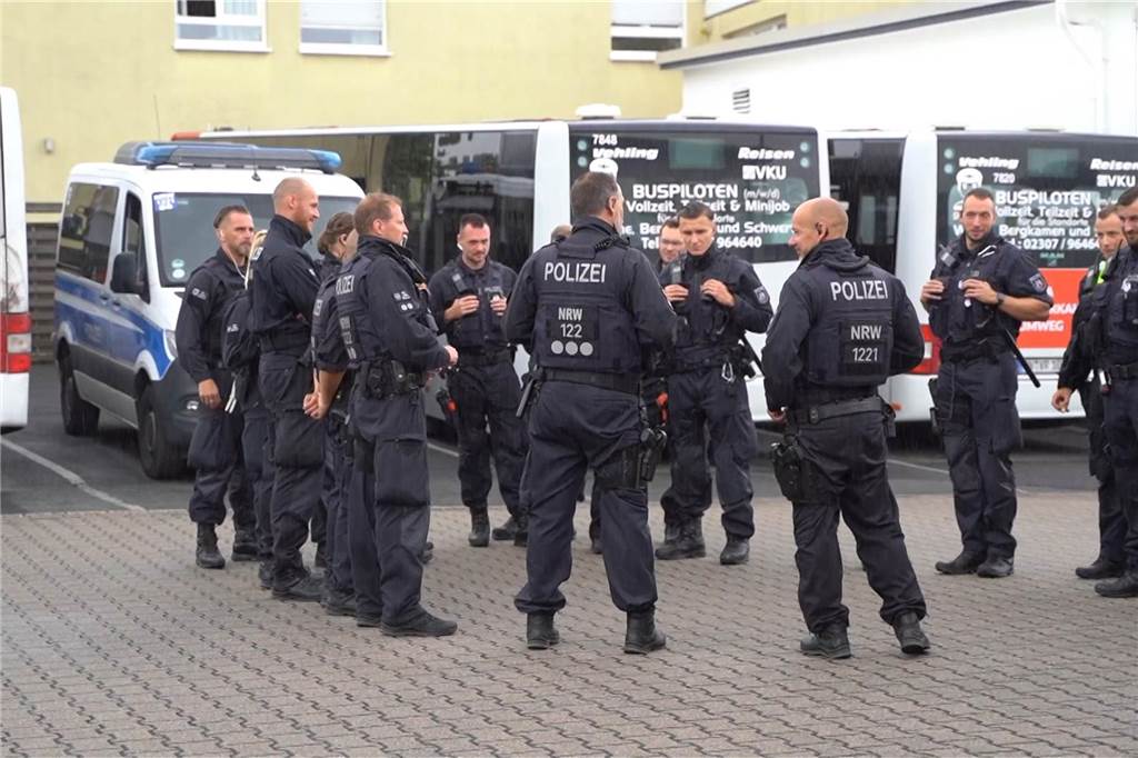 Bei Feuer Cannabis-Plantage entdeckt: Polizisten stellen reihenweise Pflanzen sicher Großeinsatz für die Polizei an der Landwehrstraße in Bergkamen. Offenbar wurde eine Cannabis-Plantage in einem Keller gefunden.