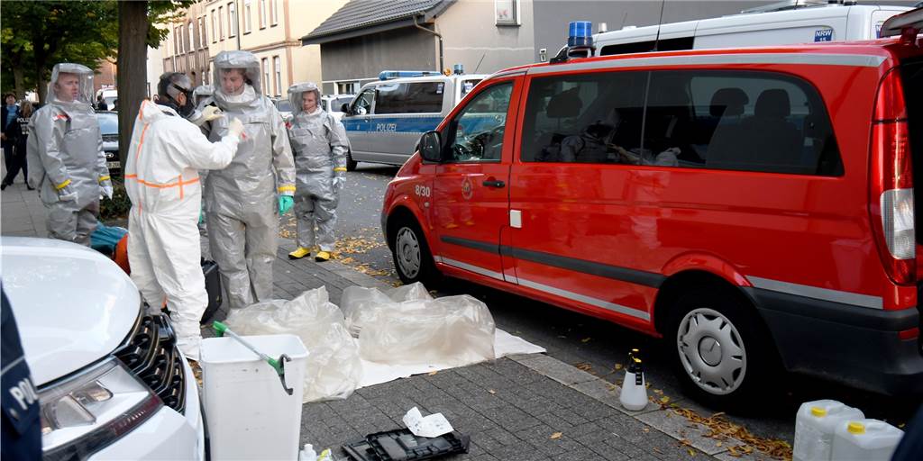 Suche nach Gefahrstoffen und Waffen: SEK-Einsatz in Herten – Polizei zieht Bilanz Großeinsatz von Polizei und Feuerwehr an der Augustastraße in Herten-Süd: In Schutzanzügen tragen die Einsatzkräfte mögliche Beweismittel aus einem Haus auf die Straße.