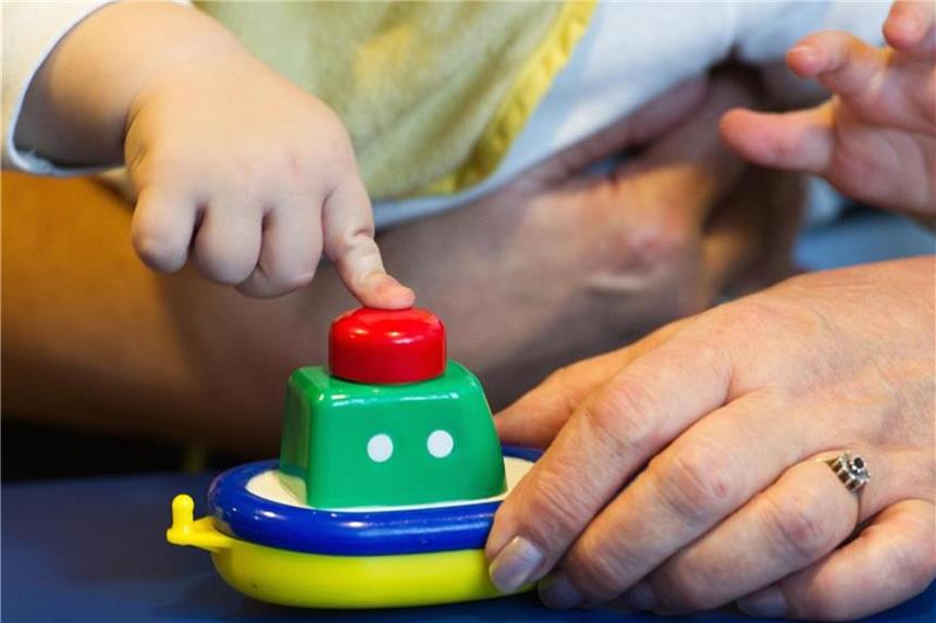 Wie Großeltern Enkeln ihren Glauben vermitteln Großeltern können ihren Enkeln von ihrem Glauben erzählen. Für kleine Kinder gibt es passende Bilderbücher. Foto: Holger Hollemann