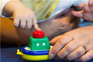 Großeltern können ihren Enkeln von ihrem Glauben erzählen. Für kleine Kinder gibt es passende Bilderbücher. Foto: Holger Hollemann