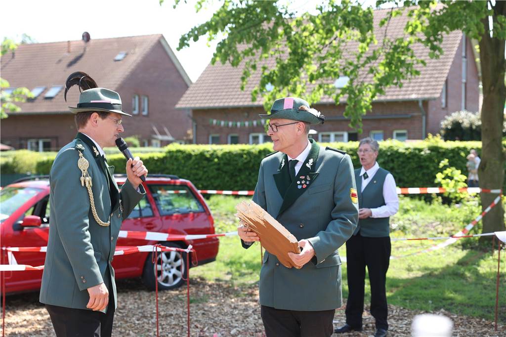 Großer Andrang beim ersten Cappenberger Vogelschießen seit fünf Jahren: Das ganze Dorf war auf den Beinen.