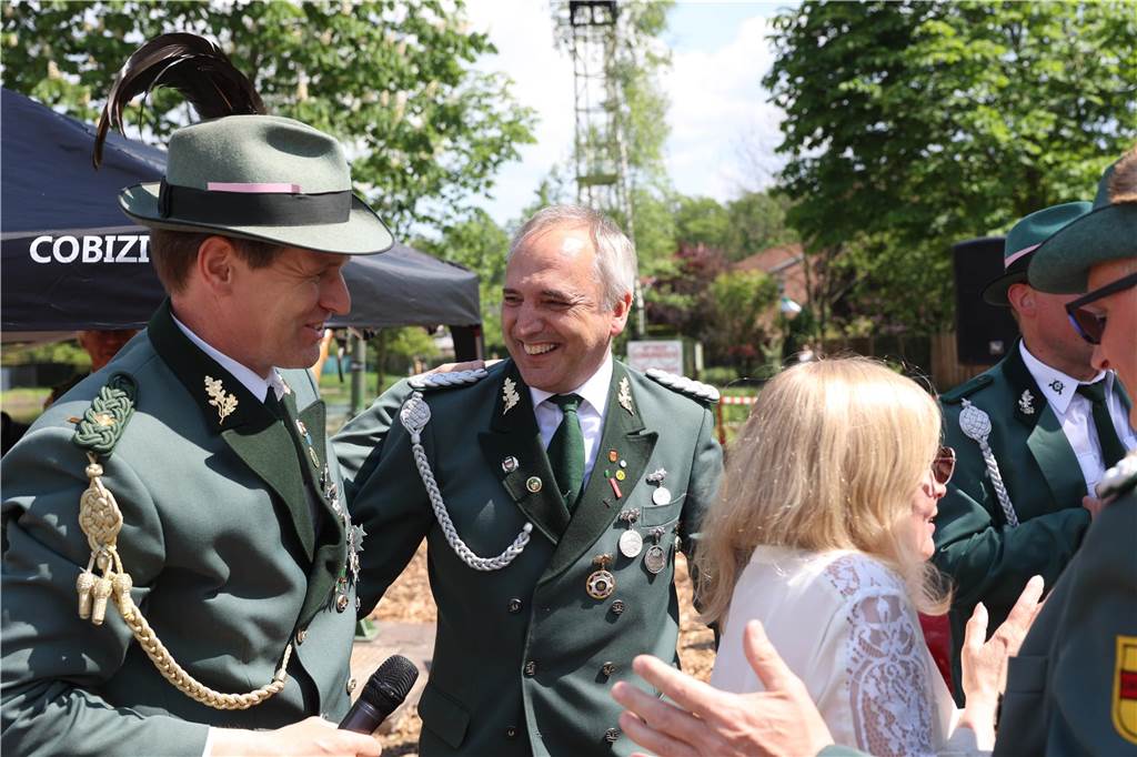 Großer Andrang beim ersten Cappenberger Vogelschießen seit fünf Jahren: Das ganze Dorf war auf den Beinen.