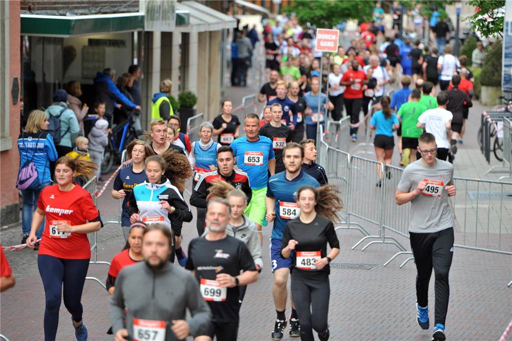 SuS lockt zum Volkslauf in die Stadt Viele Läufer begegnen sich in der Stadtlohner Innenstadt.