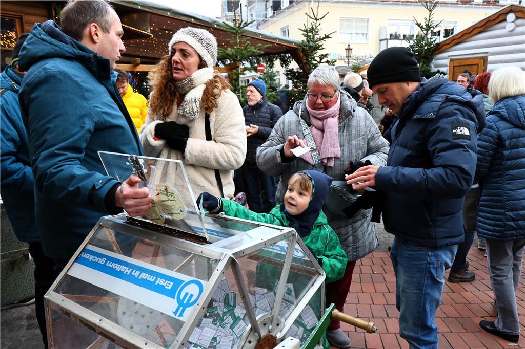 Familie Reimers hatte bei der ersten Glücksthaler-Ziehung das große Los Menschen an der Lostrommel