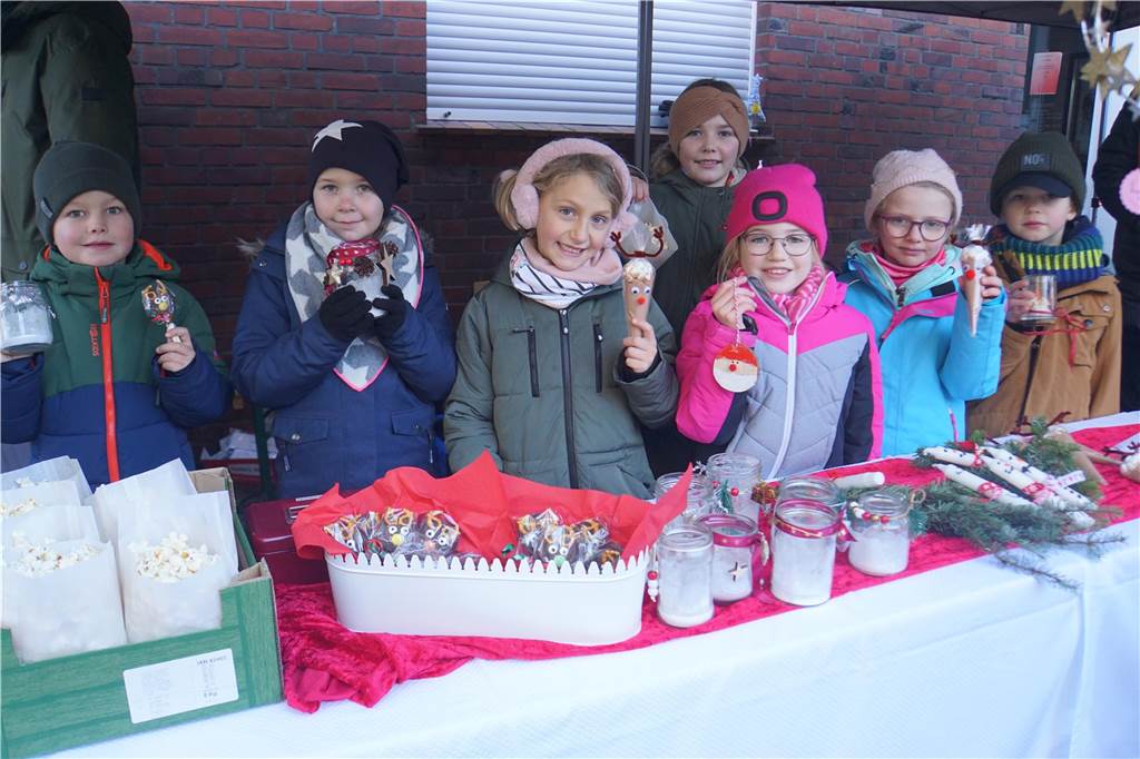 Viele Bilder vom Weihnachtsmarkt Herbern: Der Nikolaus verteilte Geschenke Großer Andrang herrschte auf dem Weihnachtsmarkt in Herbern am 1. Advent (3. Dezember).