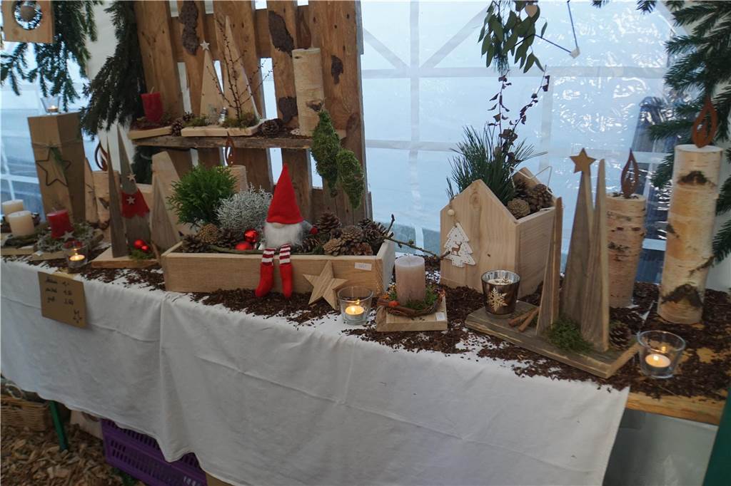 Viele Bilder vom Weihnachtsmarkt Herbern: Der Nikolaus verteilte Geschenke Großer Andrang herrschte auf dem Weihnachtsmarkt in Herbern am 1. Advent (3. Dezember).